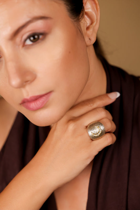 Close-up of Polki diamonds set in Kundan gold on the chunky Eli Ring