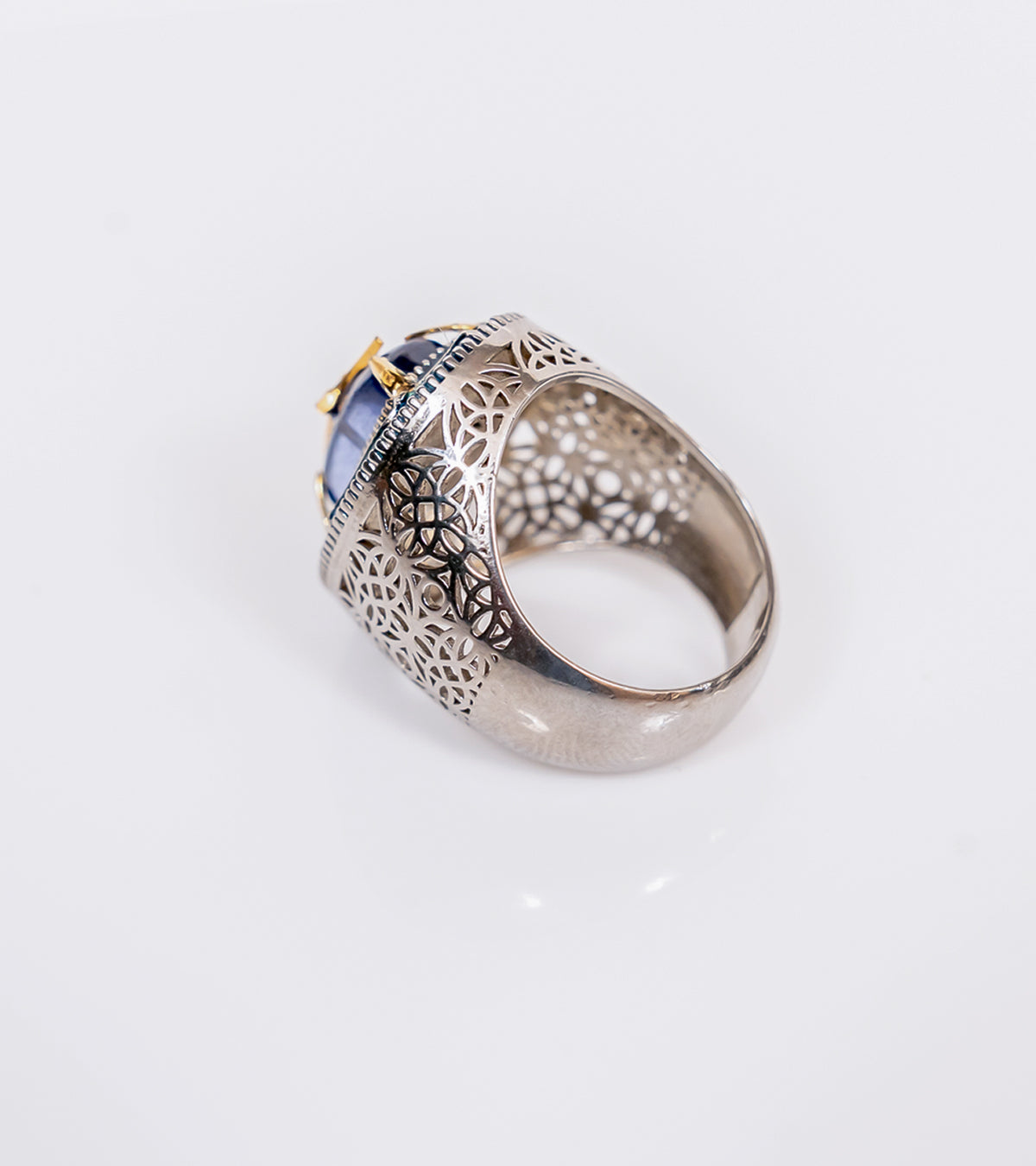 Taskan Ring in blue kyanite worn on the hand, showing the sculptural architectural silhouette