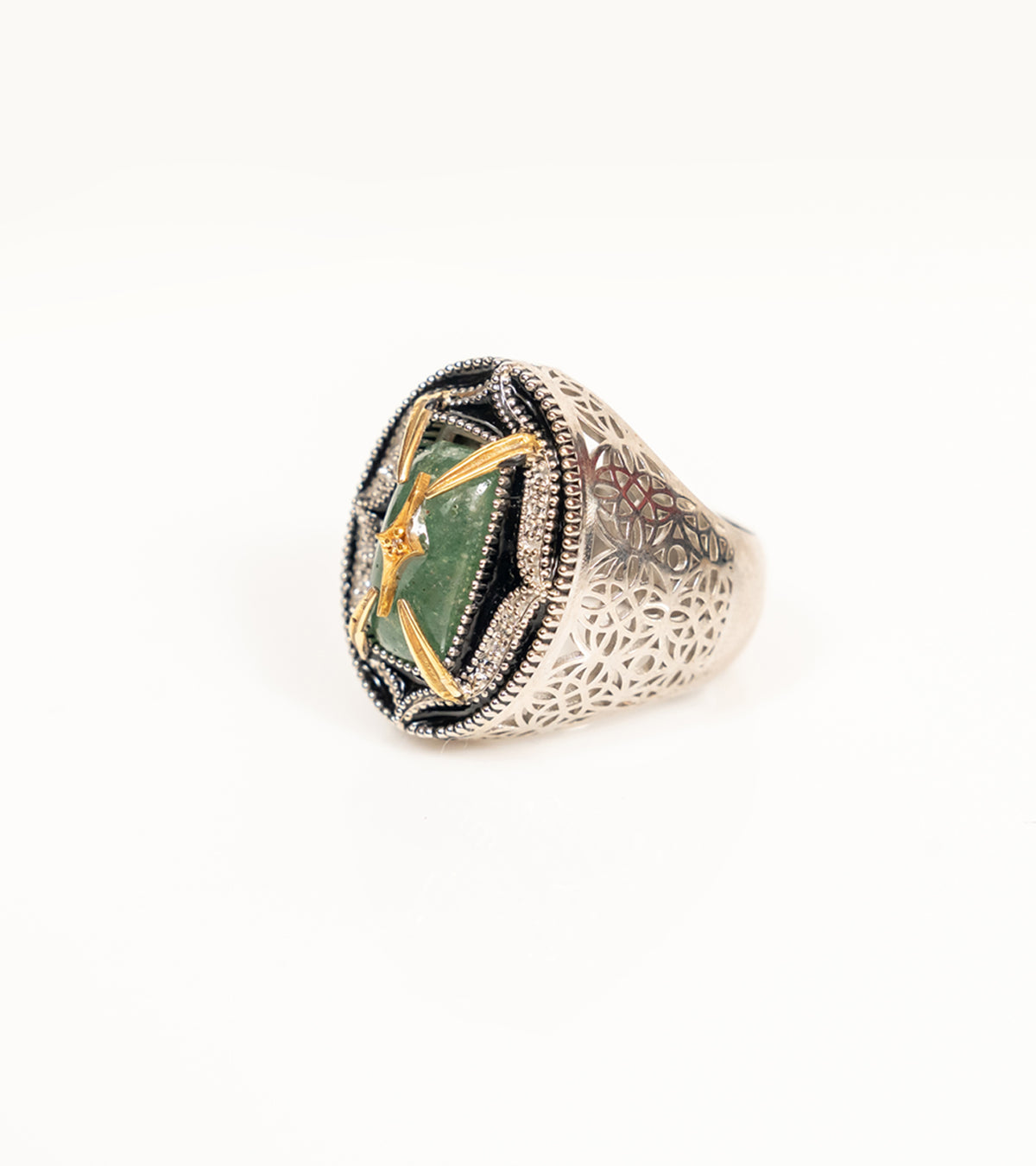 Taskan Ring in green aventurine worn on the hand, showing the vibrant colorway