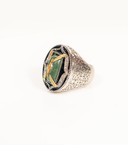 Taskan Ring in green aventurine worn on the hand, showing the vibrant colorway